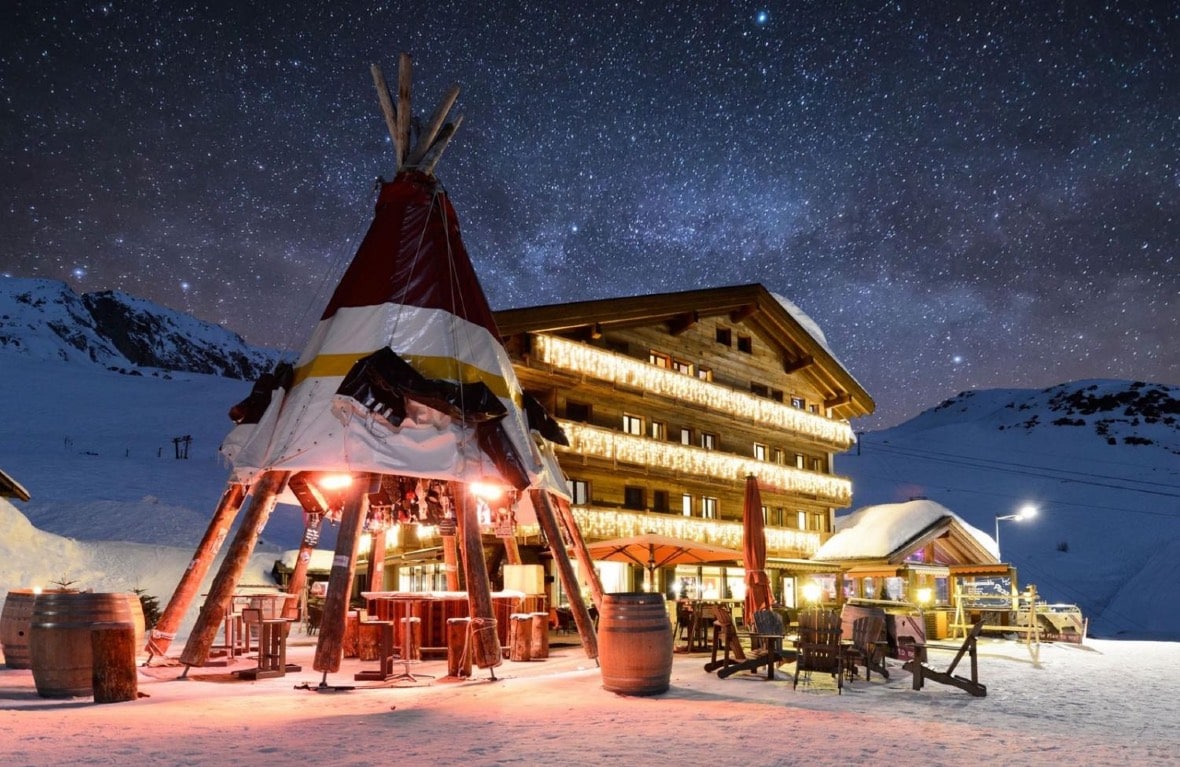 Lounge & Bar Corner and Tipi Bar Fiescheralp © Hotel Alpina