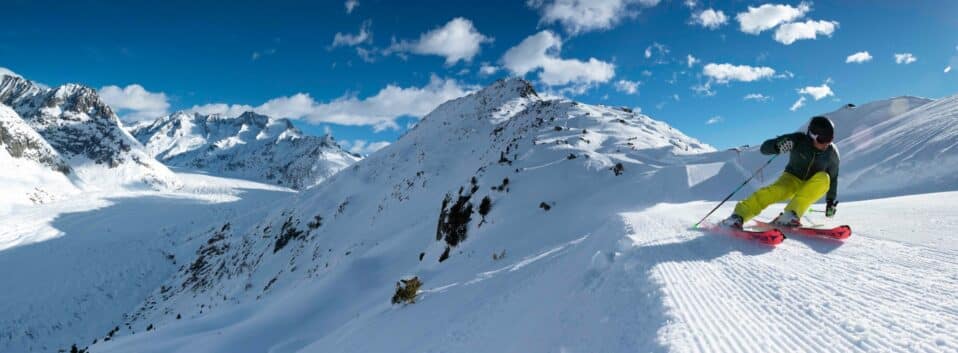 Aletsch Arena Skier and Glacier © Aletsch-Arena.ch
