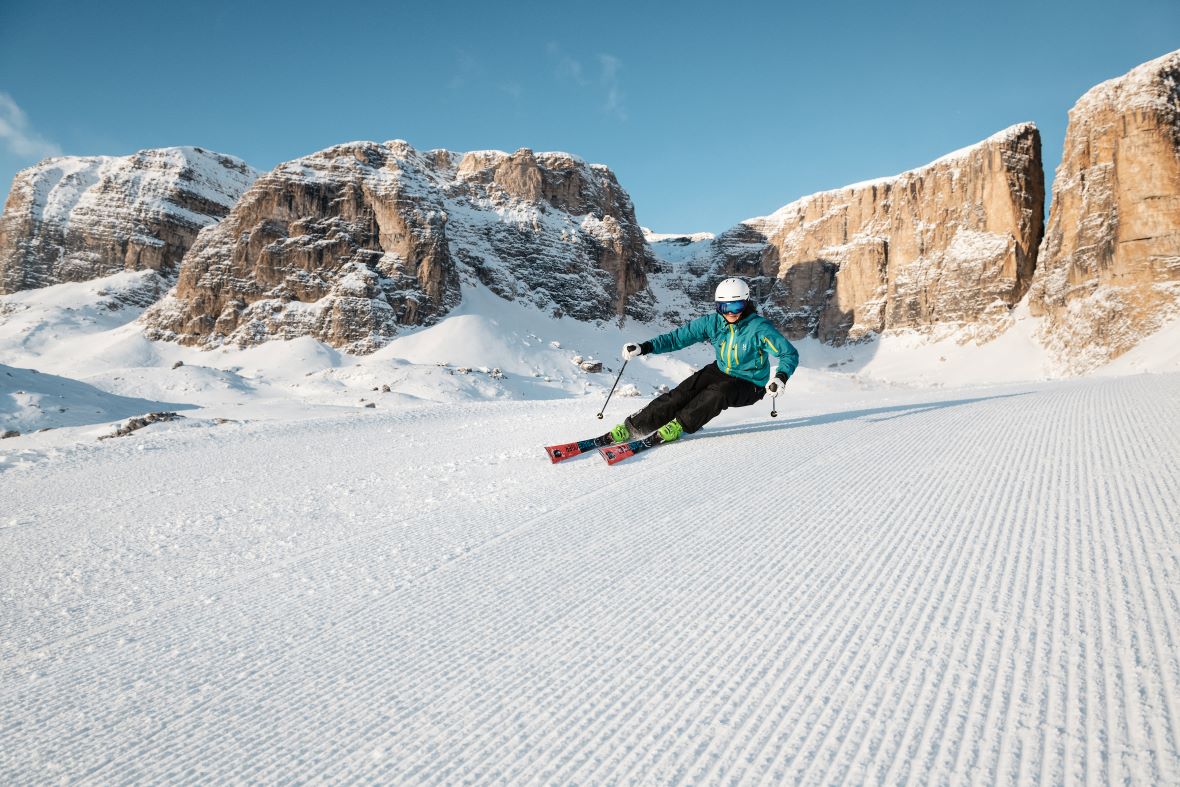 Skier on intermediate piste in Alta Badia