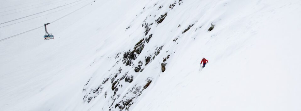 Andermatt_ski_area_offpiste_Gemsstock_and_cable_car © Andermatt Tourism