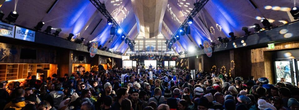 Arosa_Apres_Ski_end_of_season_party_at_Kuhbar_Arosa 2000x737 © Arosa Bergbahnen AG