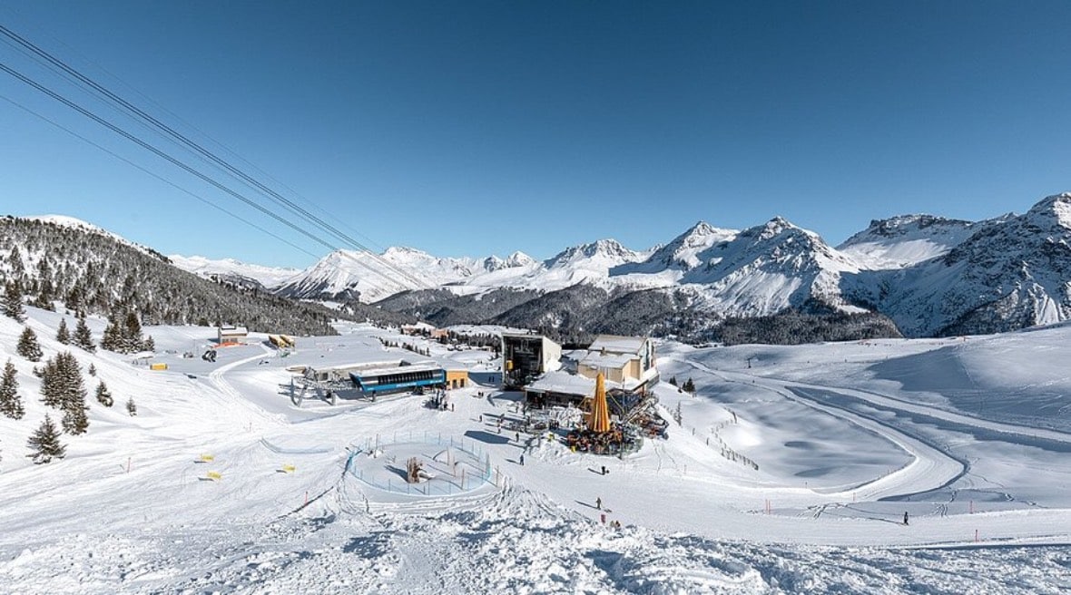 Arosa Bruggerstuba mountain restaurant in winter