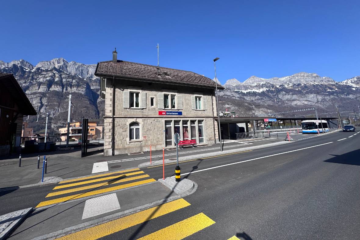Unterterzen train station directly opposite the SeeJet gondola to Flumserberg