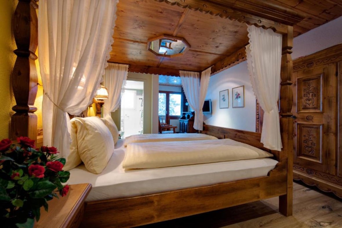 Hotel Astoria Superior Arosa superior guest room featuring a 4-poster bed.