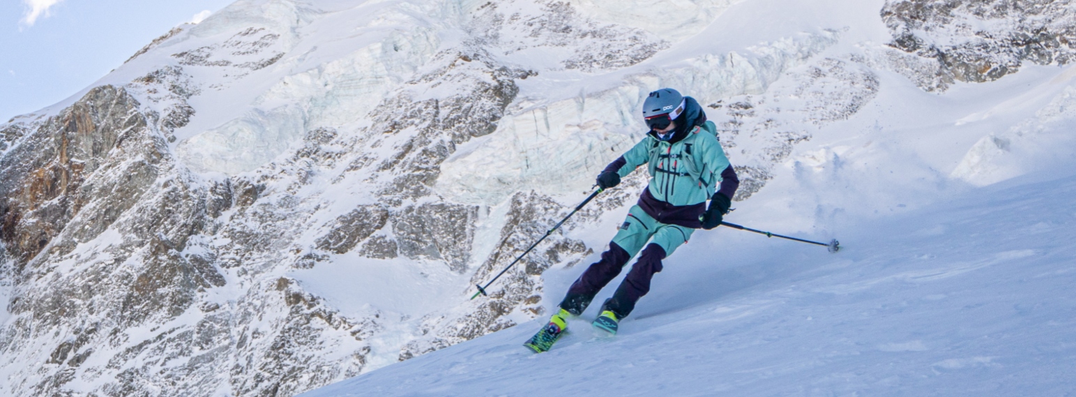 Freeride skier above the sji resort of La Grave in France