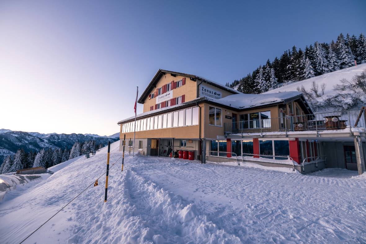 Berggasthaus Zanuz in Pizol in winter