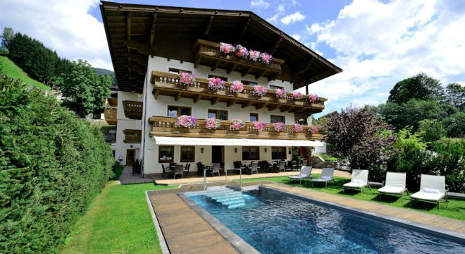 Hotel Sonnegg Saalbach exterior view and pool summer