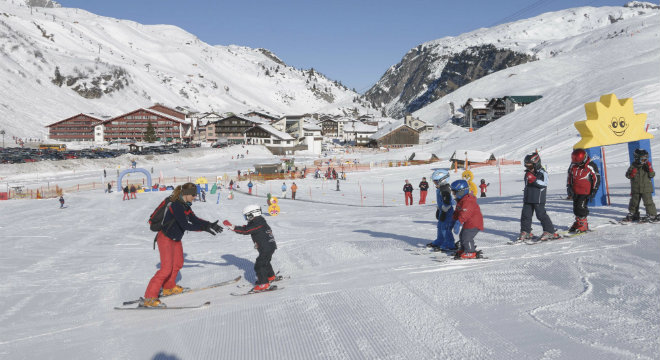 AT Lech-Zurs Ski School Novices 660x360 © Sepp Mallaum, Lech Zürs Tourismus